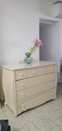 שידת עץ מלא קסומה במראה