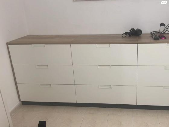 ארון בגדים 4 דלתות, בעל