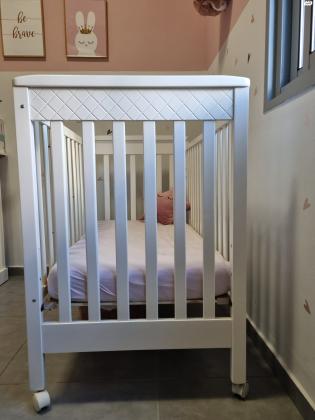 מיטת תינוק במצב מעולה כולל מזרון אוטופדי