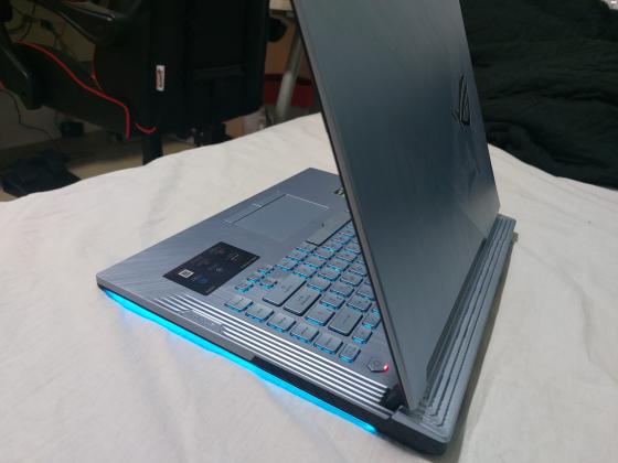 מחשב נייד גיימינג עם לדים,