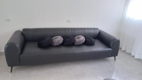 ספה דמוי עור בצבע שחור