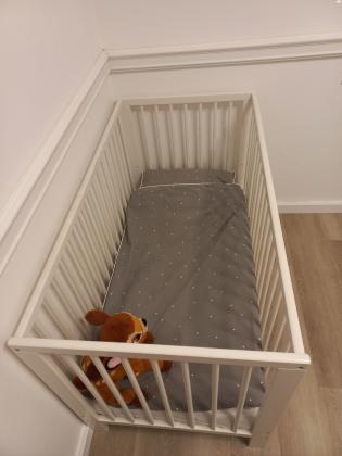 למכירה מיטת תינוק כולל מזרן