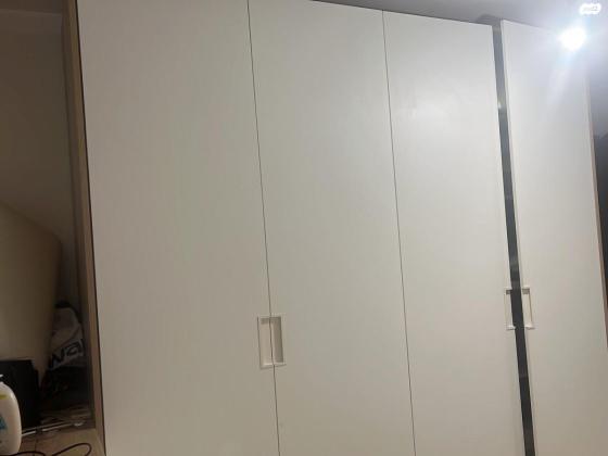 ארון בגדים 4 דלתות, בעל