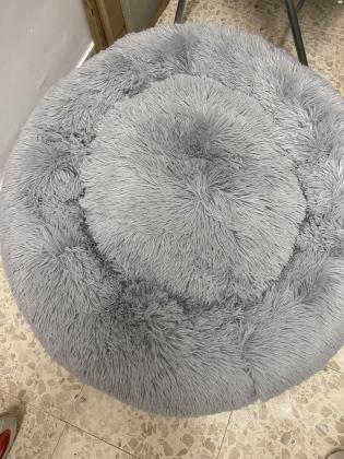 מיטה/פוף פרוותי לכלב בצבע אפור
