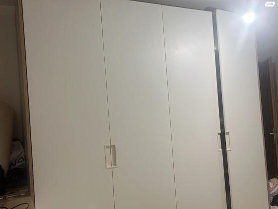 ארון בגדים 4 דלתות, בעל