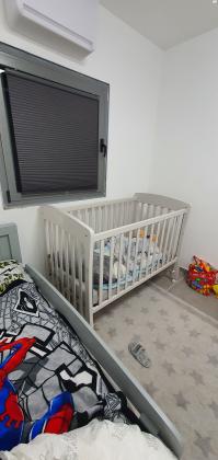 מיטת תינוק צבע אפור בלי