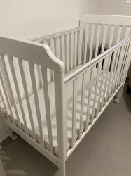 מיטת תינוק של רהיטי סגל