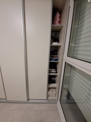 ארון בצבע לבן שמנת בעל