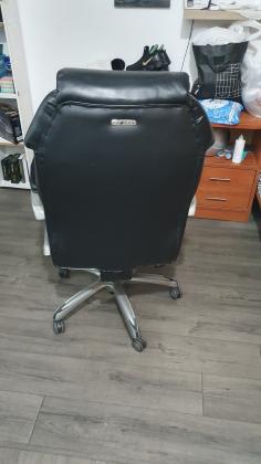 כסא מנהלים מפנק של דוקטור גב