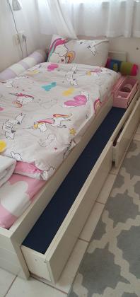 2 מיטות יחיד בצבע שמנת