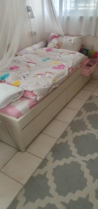 2 מיטות יחיד בצבע שמנת