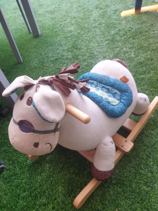 סוס נדנדה לילדים של שילבבמצב