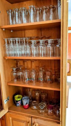 ארון ויטרינה וינטג' בגימור עץ במצב מעולה