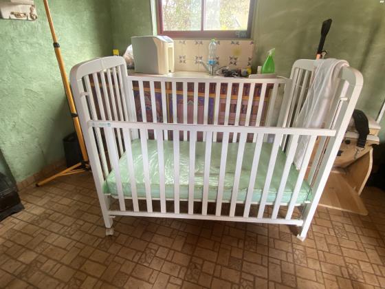 למכירה מיטת תינוק עם מזרן