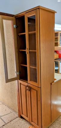 ארון ויטרינה וינטג' בגימור עץ במצב מעולה