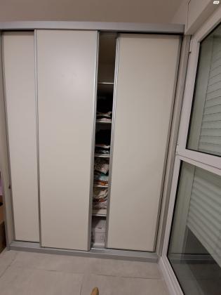 ארון בצבע לבן שמנת בעל