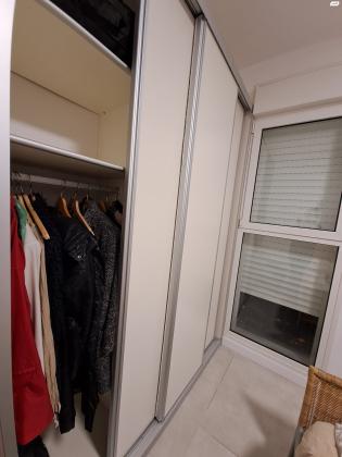 ארון בצבע לבן שמנת בעל