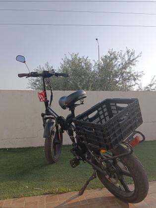 אופניים חשמליים עם גלגלים עבים