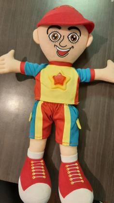 בובה של יובל המבולבל מנגנת