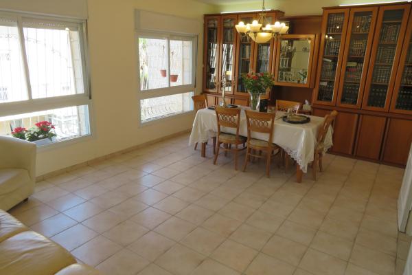 ארון עץ מלא במצב מצויין