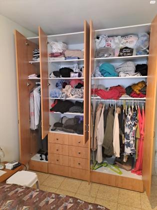 לא בשבת,ארון בגדים 5 דלתות