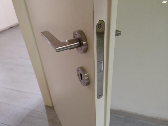 2דלתות פנים בצבע שמנת תוצרת ג