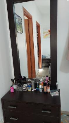 2 שידות ליד המיטה עם 2 מגירות כל אחת