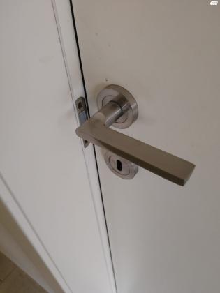 2דלתות פנים בצבע שמנת תוצרת ג