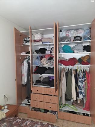 לא בשבת,ארון בגדים 5 דלתות