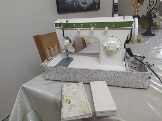 מכונת תפירה של זינגר עובדת