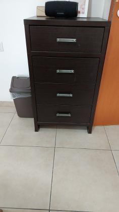 2 שידות ליד המיטה עם 2 מגירות כל אחת