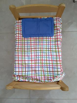 מיטה לבובות מעץ מלא כולל סט מצעים