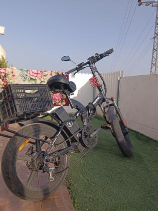 אופניים חשמליים עם גלגלים עבים