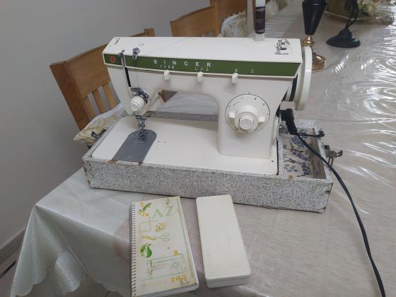 מכונת תפירה של זינגר עובדת