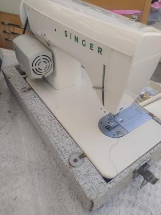 מכונת תפירה של זינגר עובדת