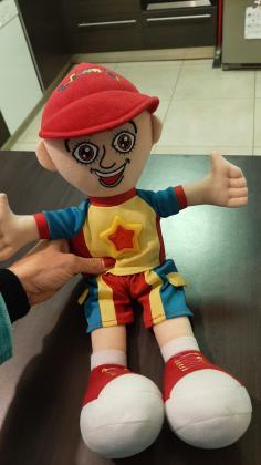 בובה של יובל המבולבל מנגנת