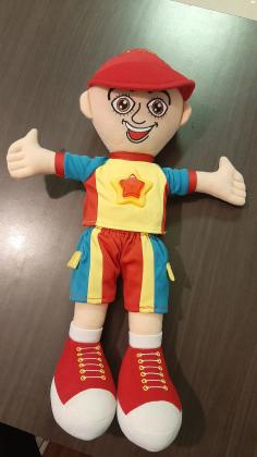 בובה של יובל המבולבל מנגנת