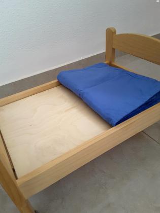 מיטה לבובות מעץ מלא כולל סט מצעים