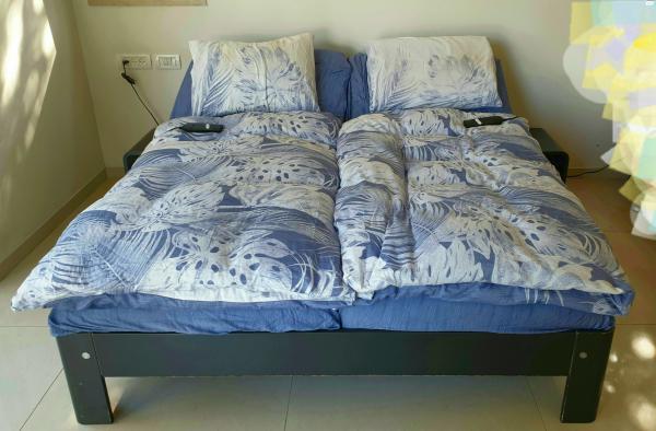 מיטה זוגית מתכווננת מתוצרת HOLLANDIA