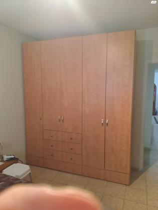 לא בשבת,ארון בגדים 5 דלתות