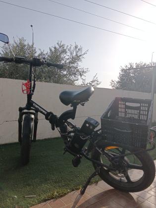 אופניים חשמליים עם גלגלים עבים