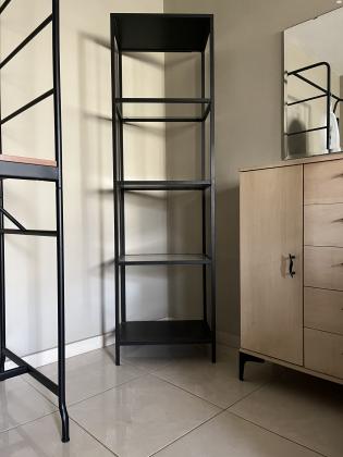 כוננית בסגנון מינימליסטי מאיקאה במצב