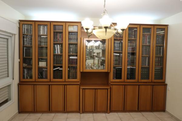 ארון עץ מלא במצב מצויין