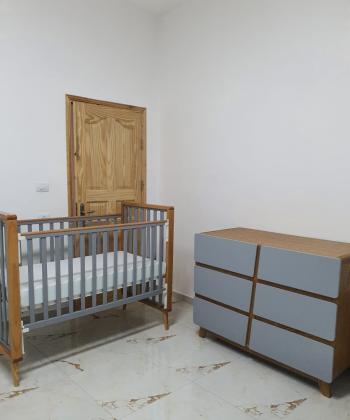 מיטה ושידת החתלה לתינוק