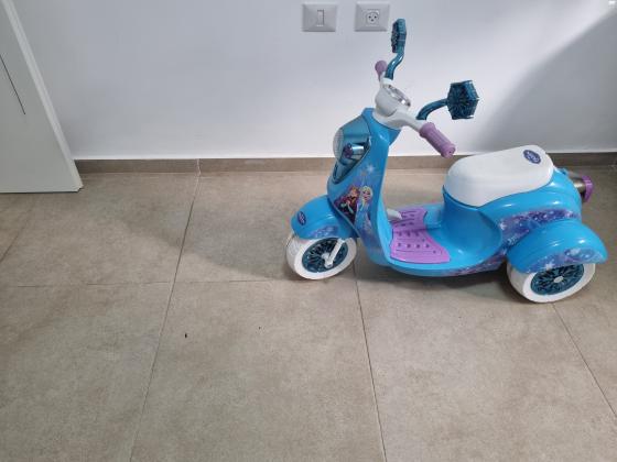 אופנוע וספה של אלזה ואנה