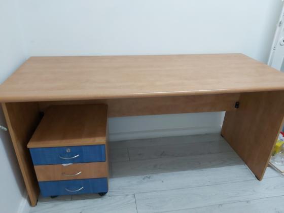 שולחן עבודה/משרדי גדול במצב מעולה