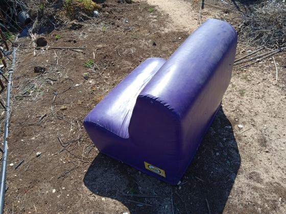 ספה סגולה גדולה ורכה, מתאימה