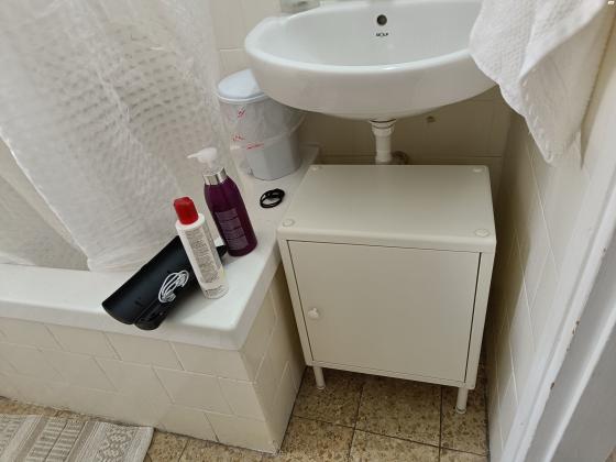 ארונית מתכת לבנה קטנה, משמשת