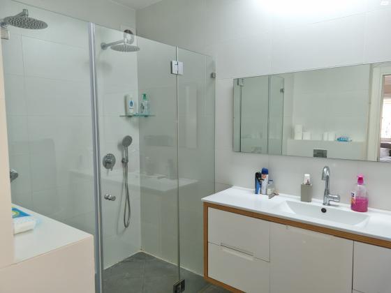 רבקה גובר 6 (לב הפארק)