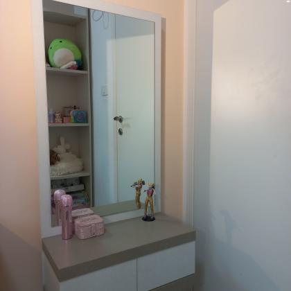 שידת איפור לתליה עם מראה